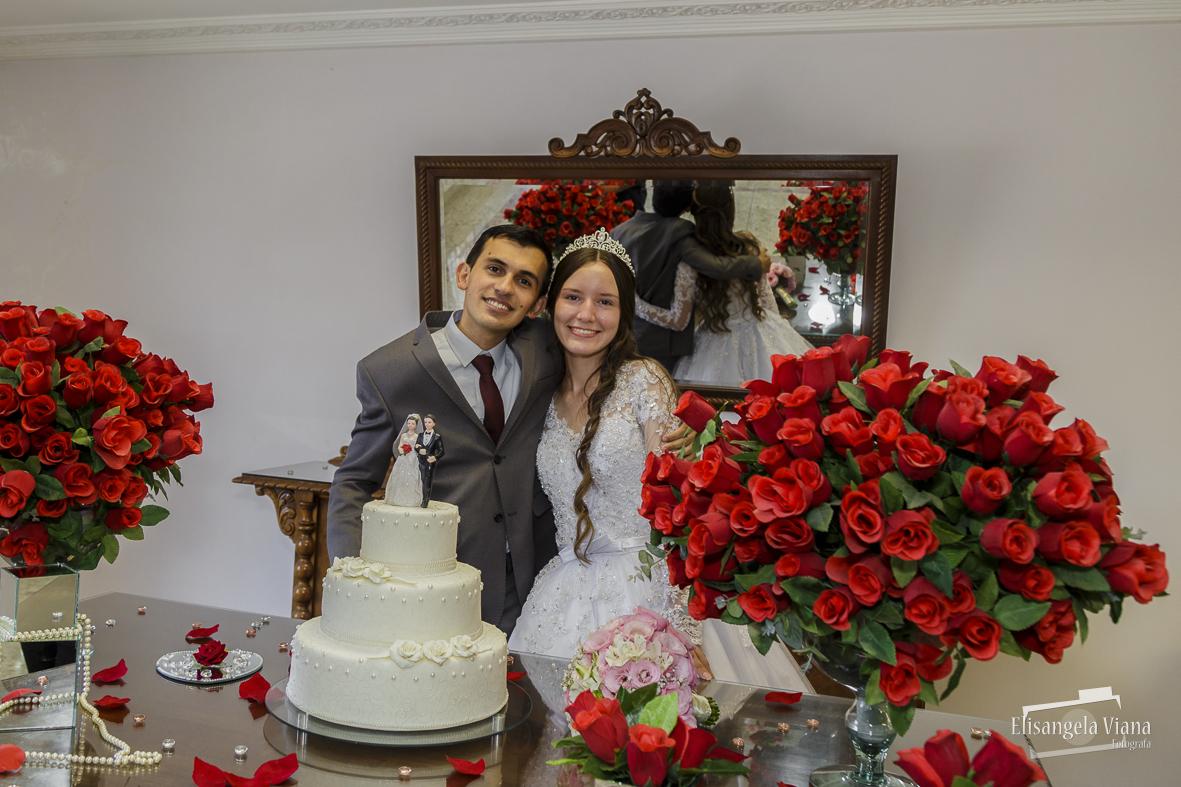 Noivos na mesa do bolo