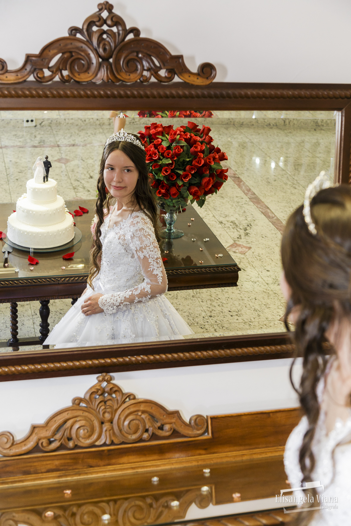 Noiva no reflexo do espelho