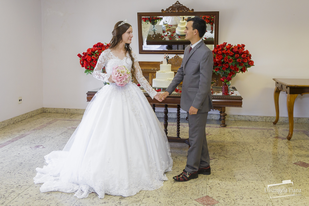 Noivos de mãos dadas