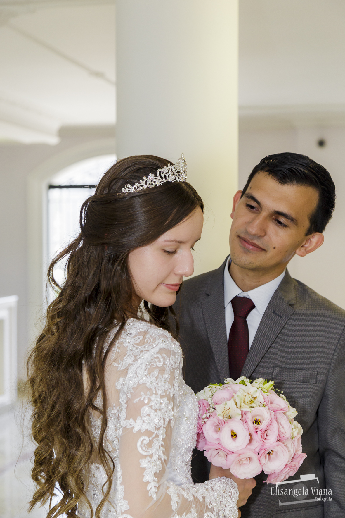 Noivo olhando para noiva