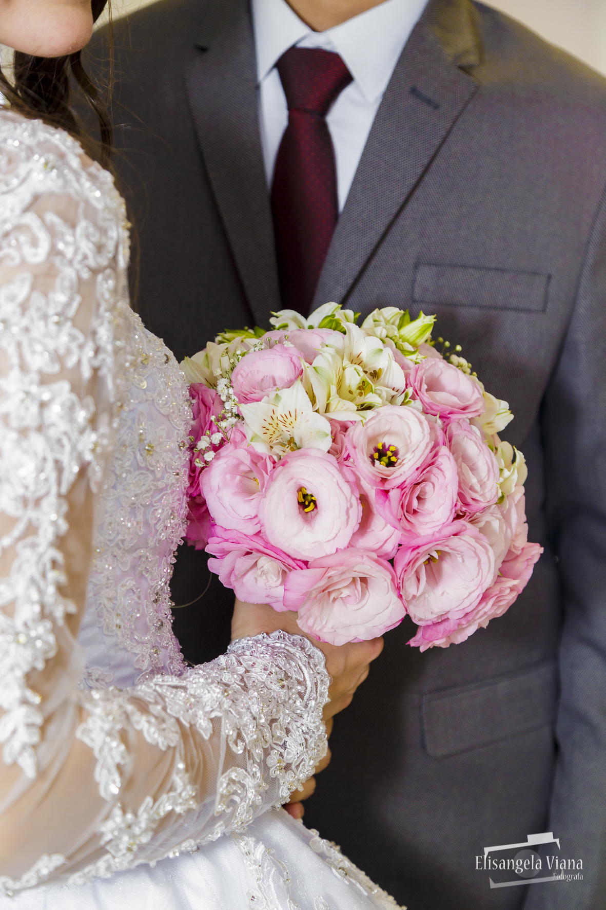 Detalhes buquê, vestido da noiva e roupa do noivo