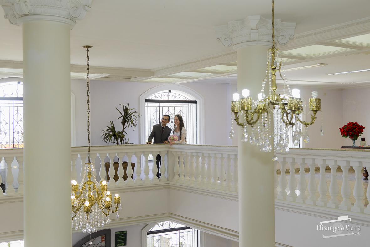 Noivos no meio dos lustres