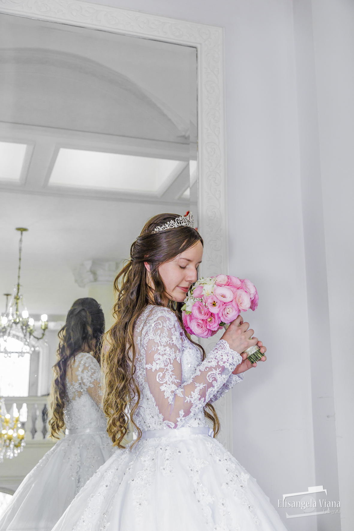 Noiva cheirando o buquê