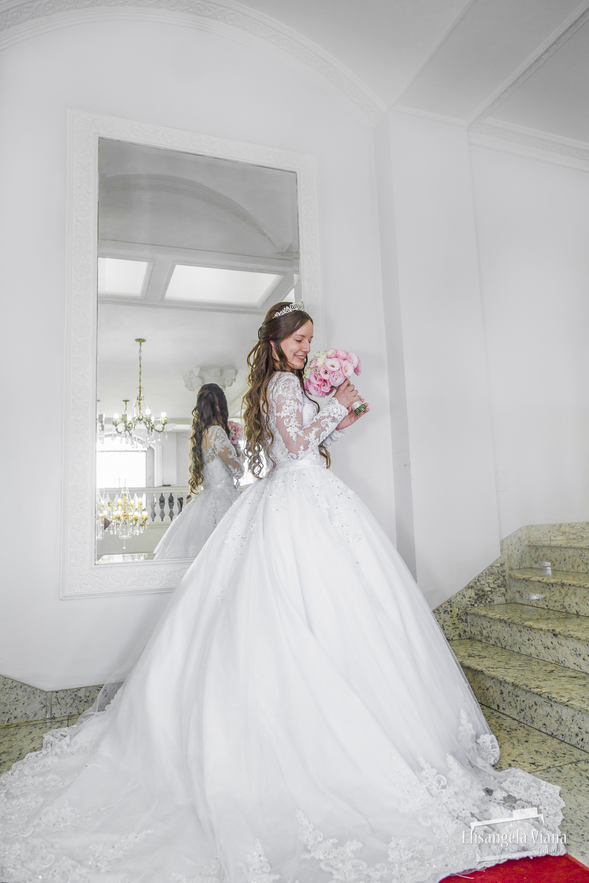 Noiva sorrindo para o buquê