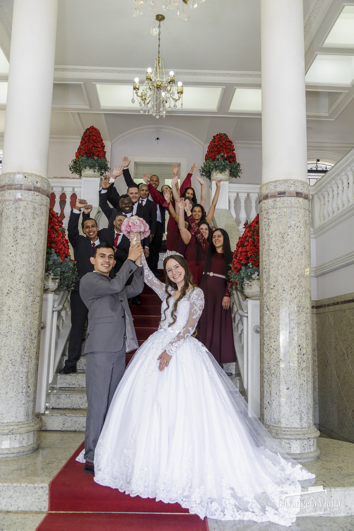 Madrinha e Padrinhos com as mãos levantadas