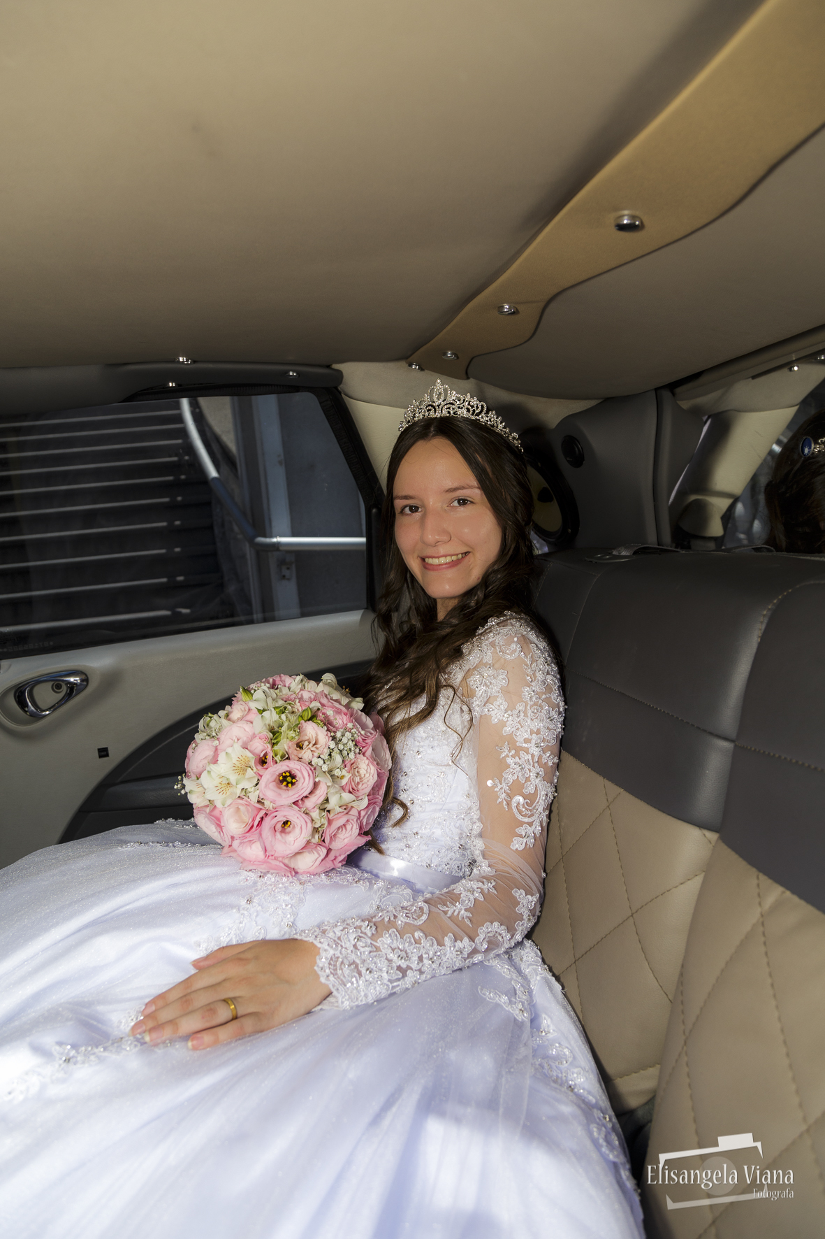 Noiva dentro da limosine