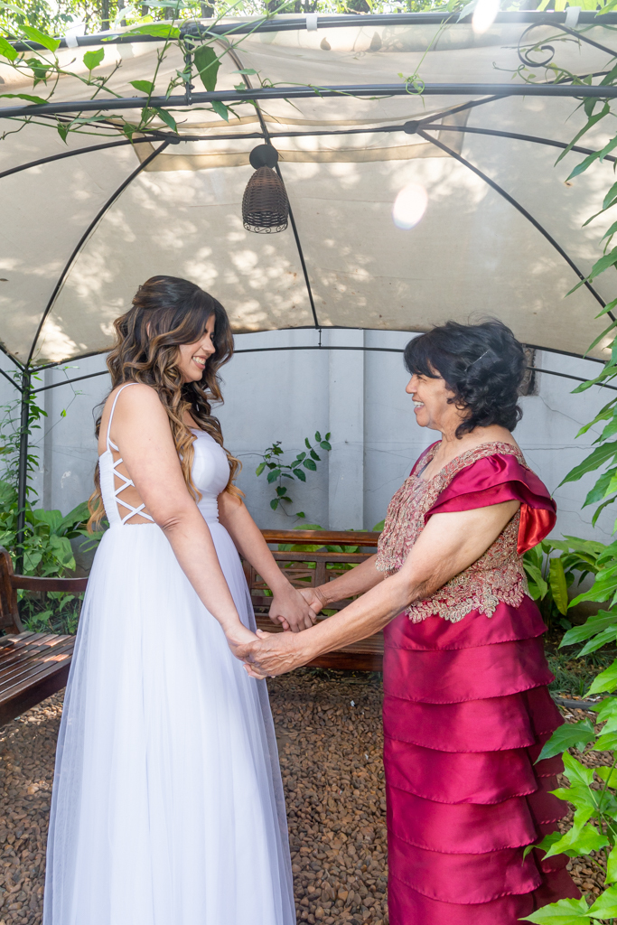 mãe e filha de mãos dadas