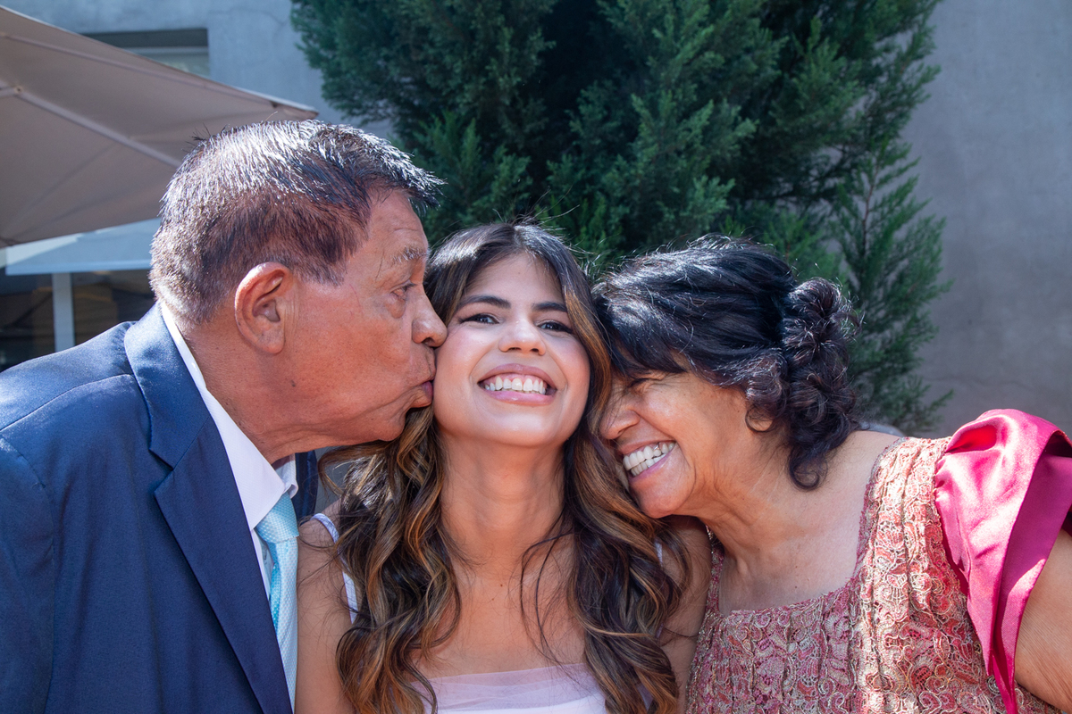 pais beijando rosto da filha