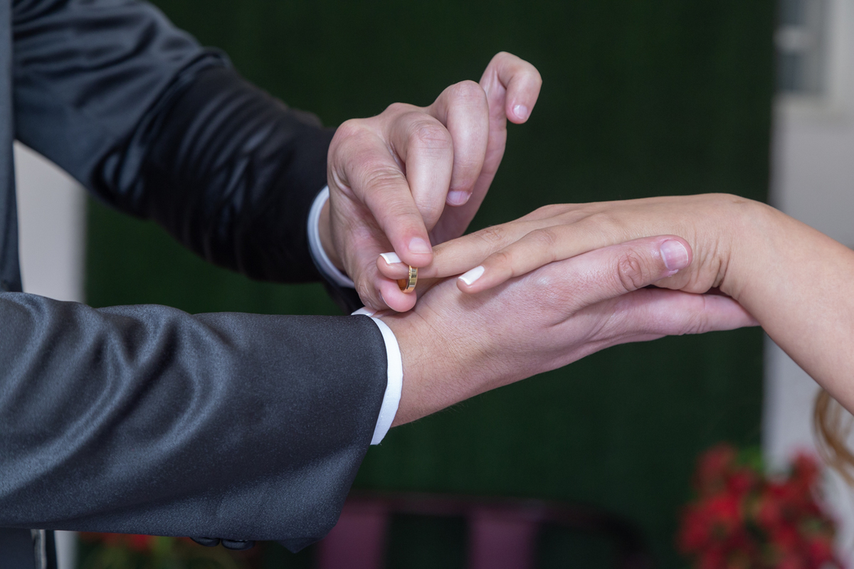 Noiva recebendo as alianças