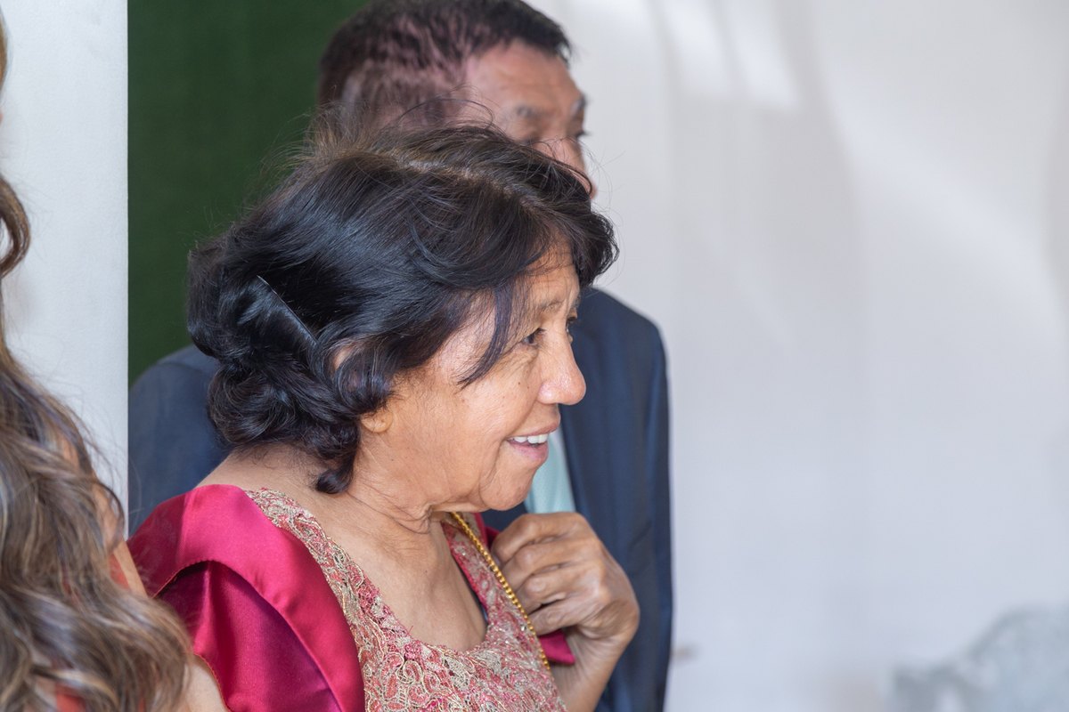 mãe da noiva sorrindo