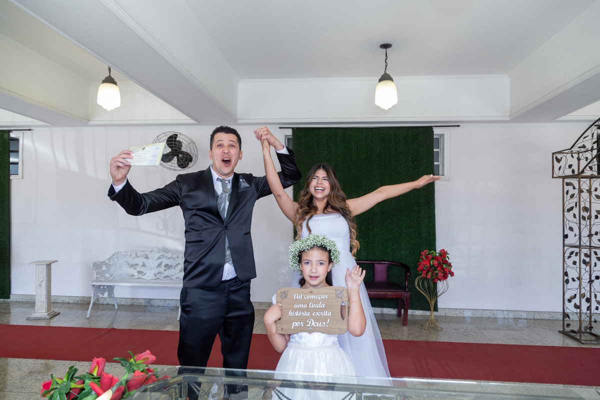 Noivos celebrando o casamento