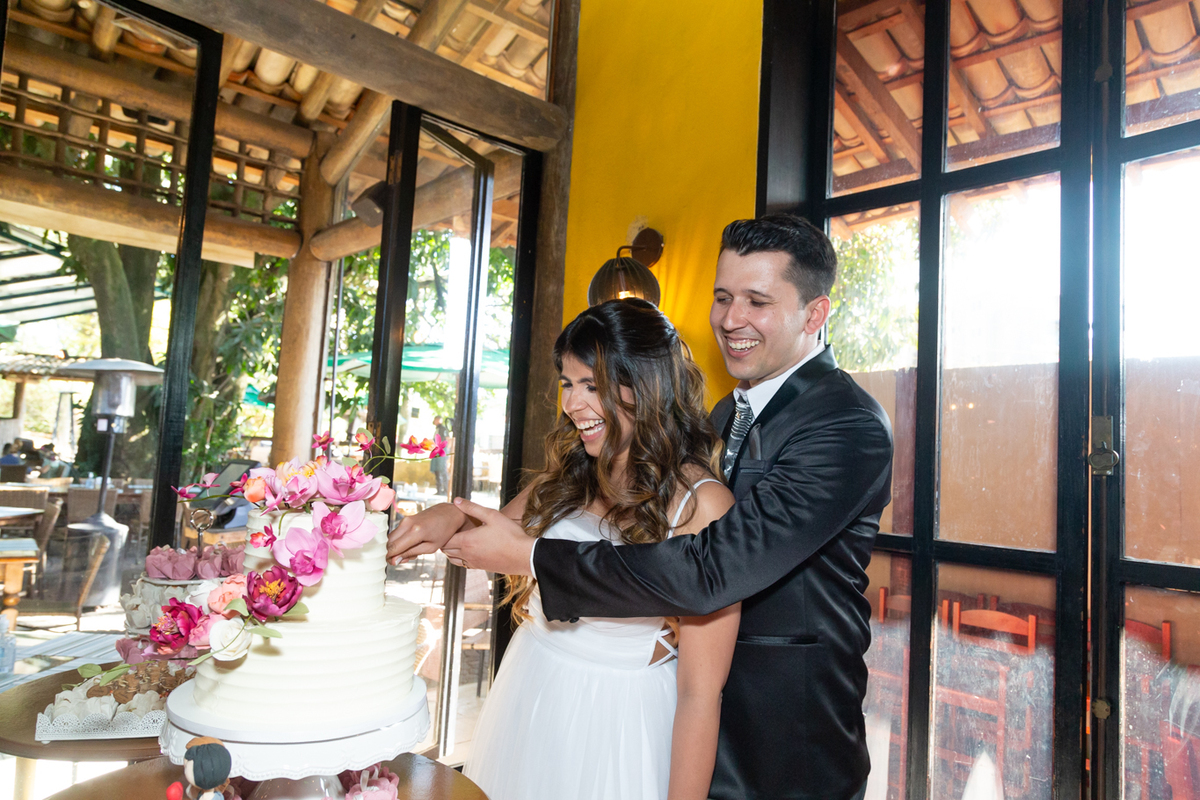 Noivos cortando o bolo