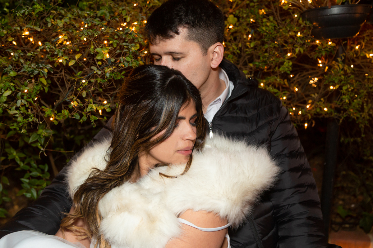 Noivos sentados e abraçados