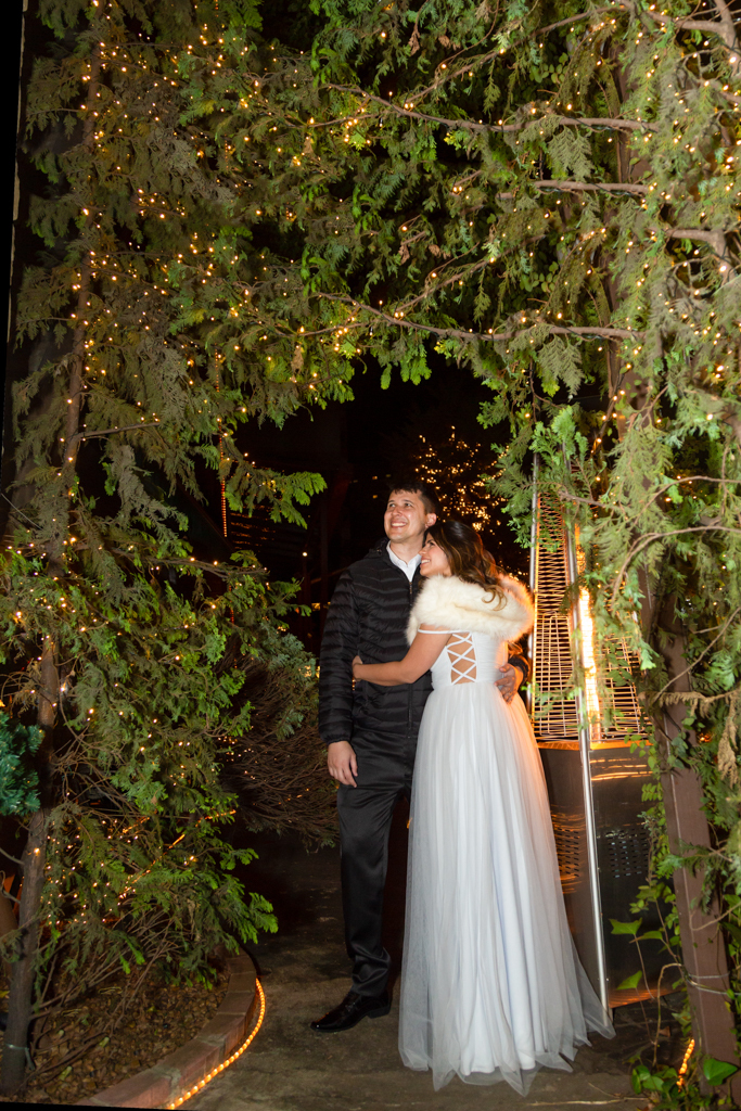 Noivos abraçados contemplando paisagem