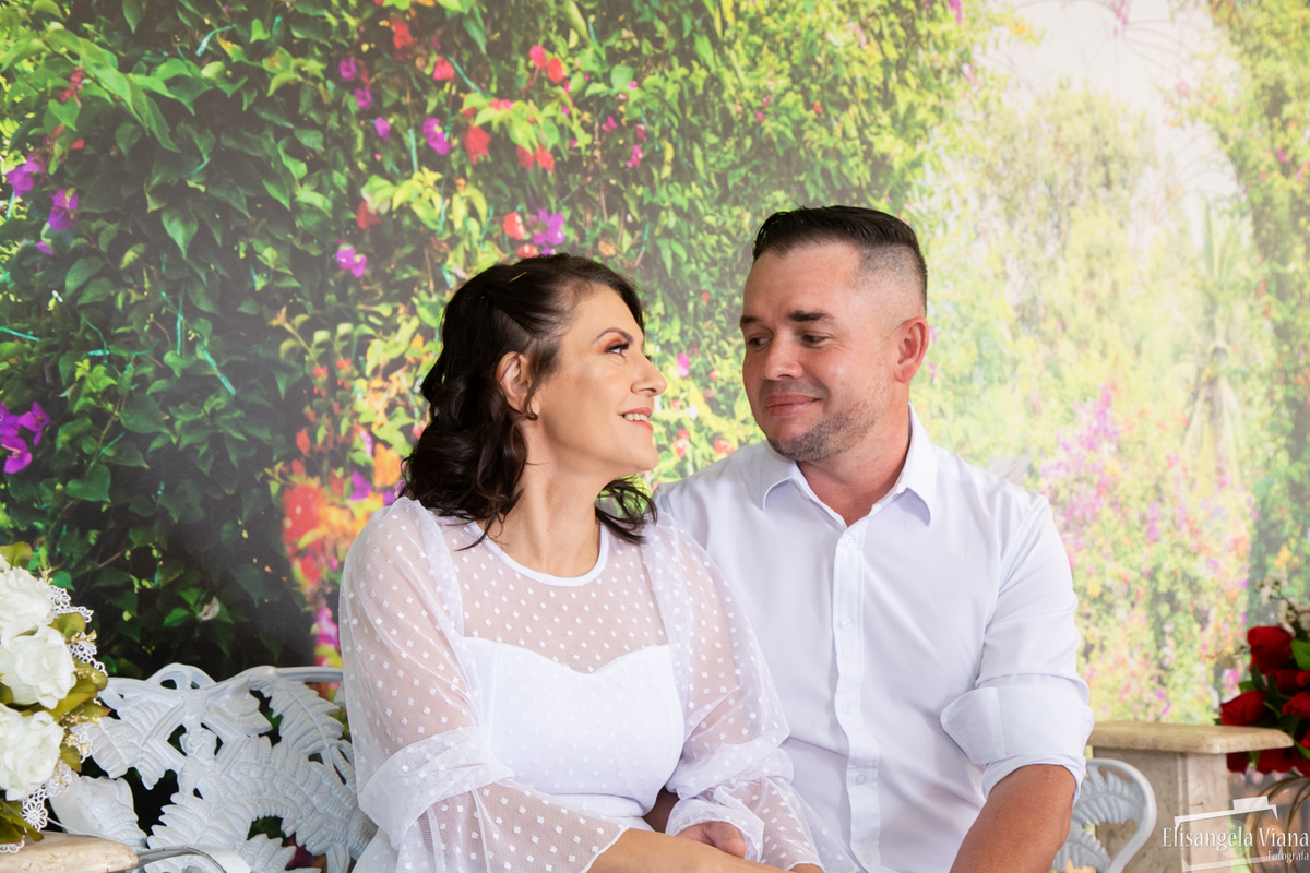 noivos sentados se olhando
