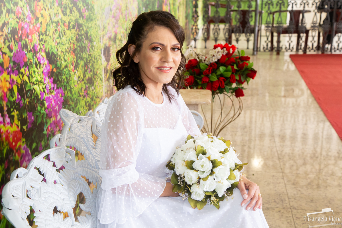 noiva sentada com o buquê