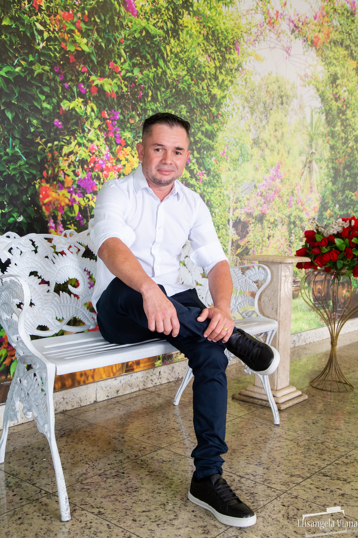 noivo sentado com as pernas cruzadas