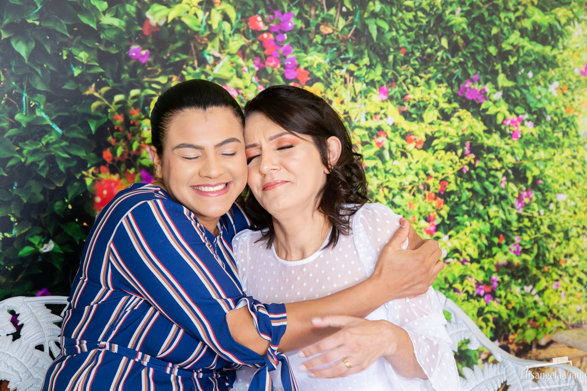 amiga da noiva a abraça