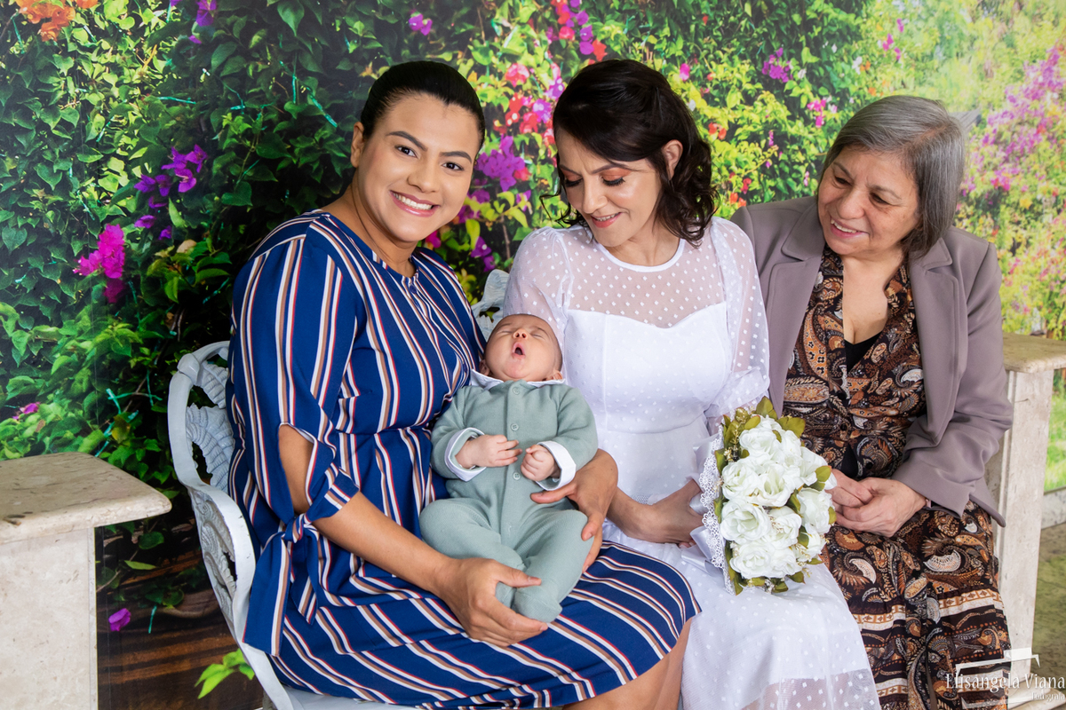 noiva olhando para o bebê da amiga