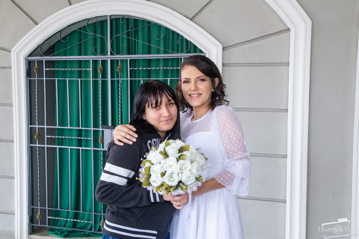 noiva e a convidade que pegou o buquê