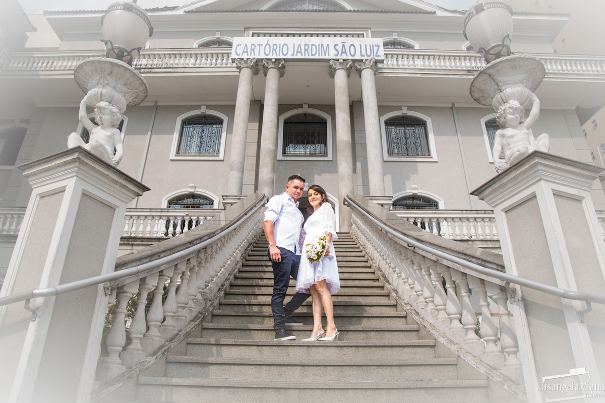 noivos nas escadas do cartório são luiz