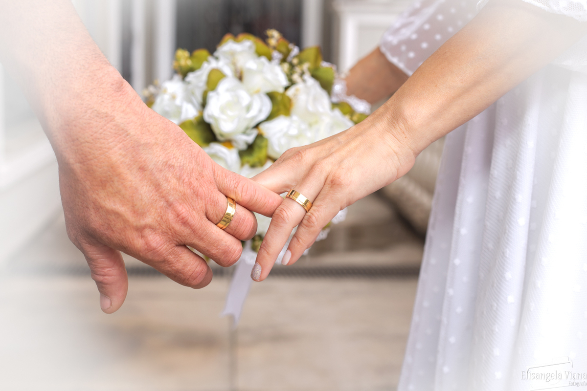 mãos e alianças