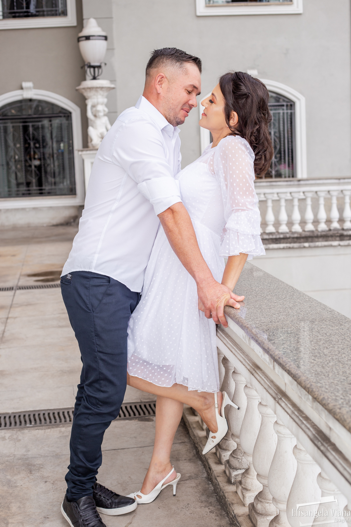 noivo se inclina em direção a noiva