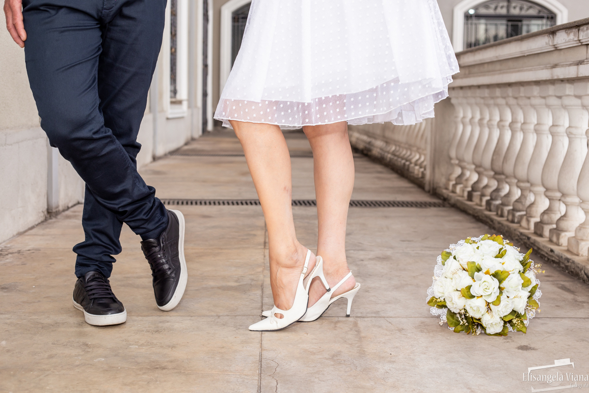 pés nos noivos e buquê