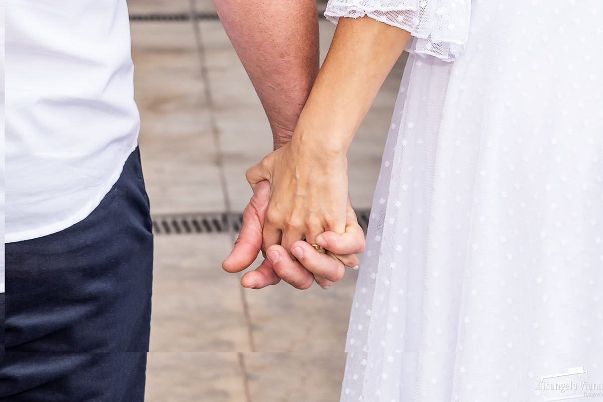 noivos de mãos dadas