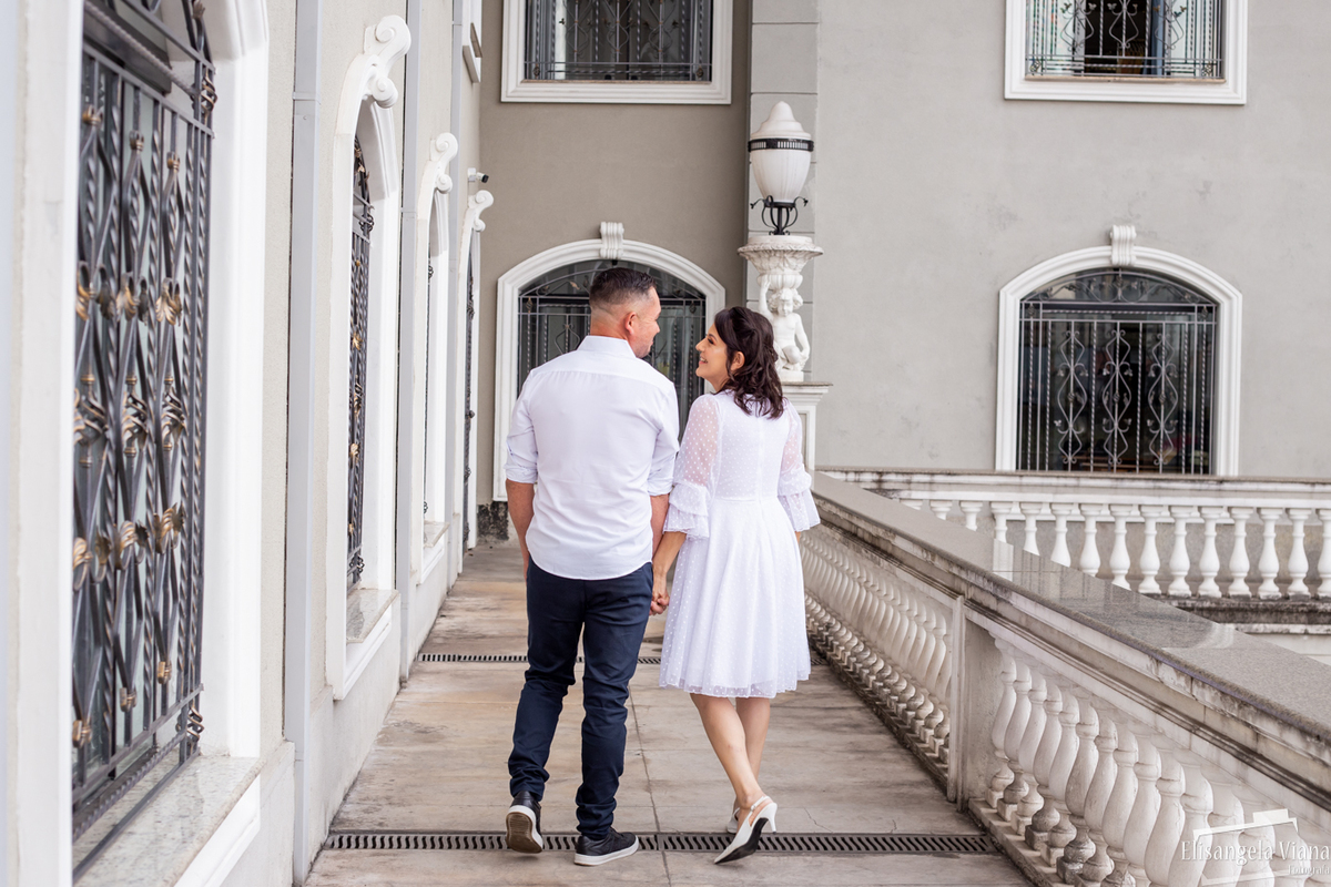 noivos indo embora de costas