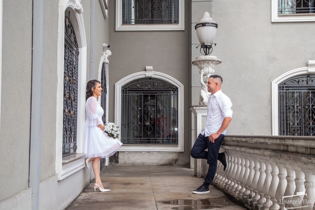 noivos um de frente pro outro se olhando