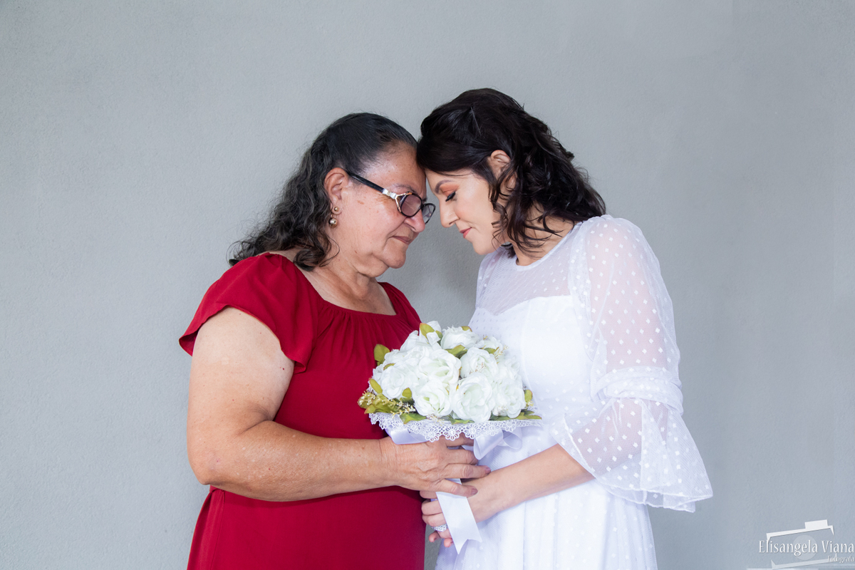 noiva e mãe da noiva com a testa encostada