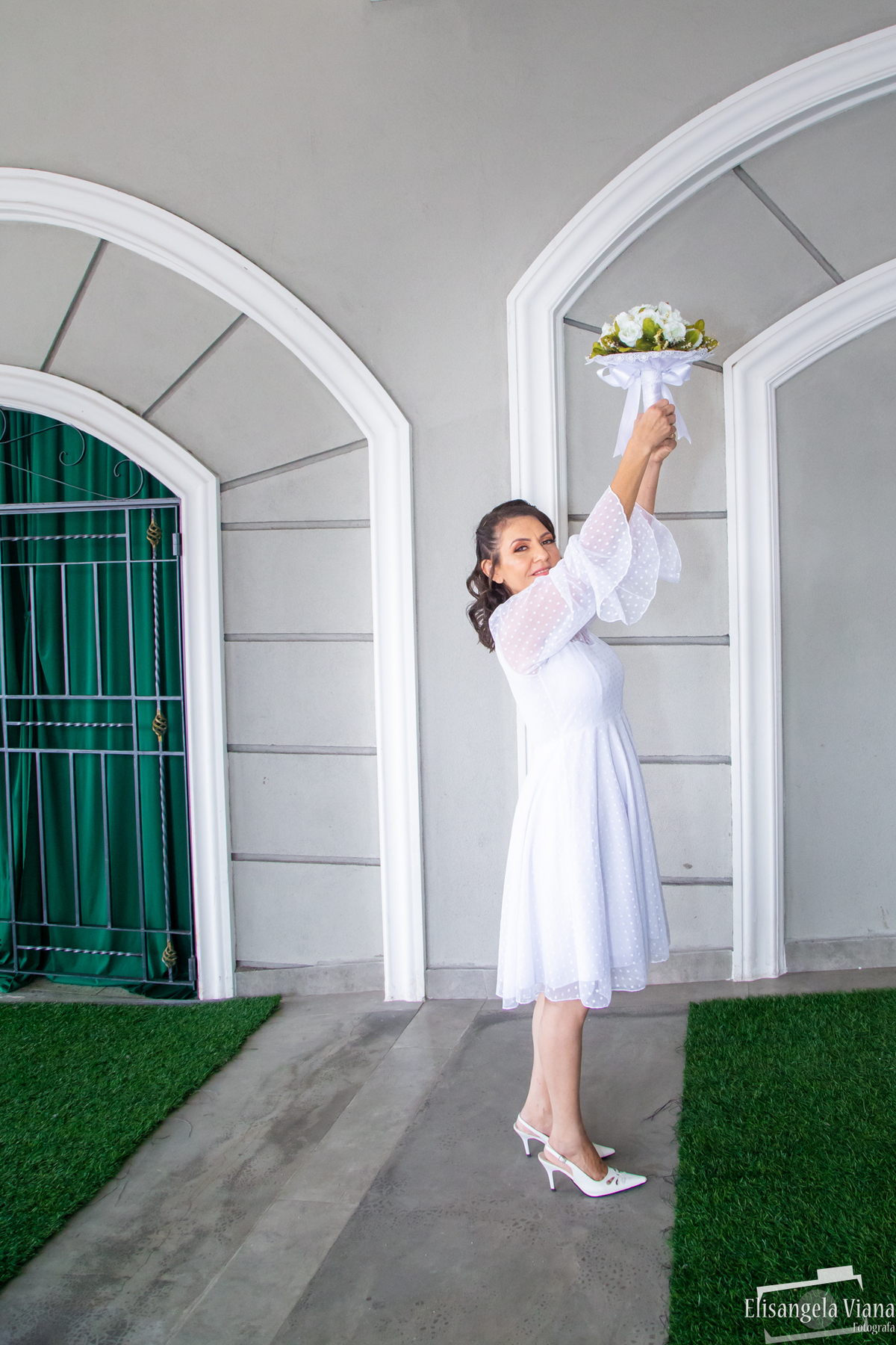 noiva vai jogar o buquê