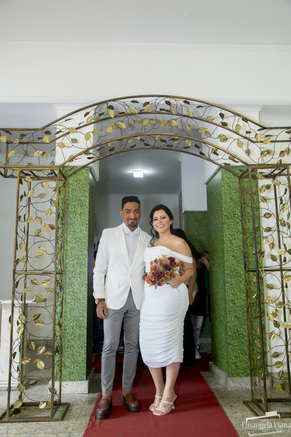 Noivos entre o portal