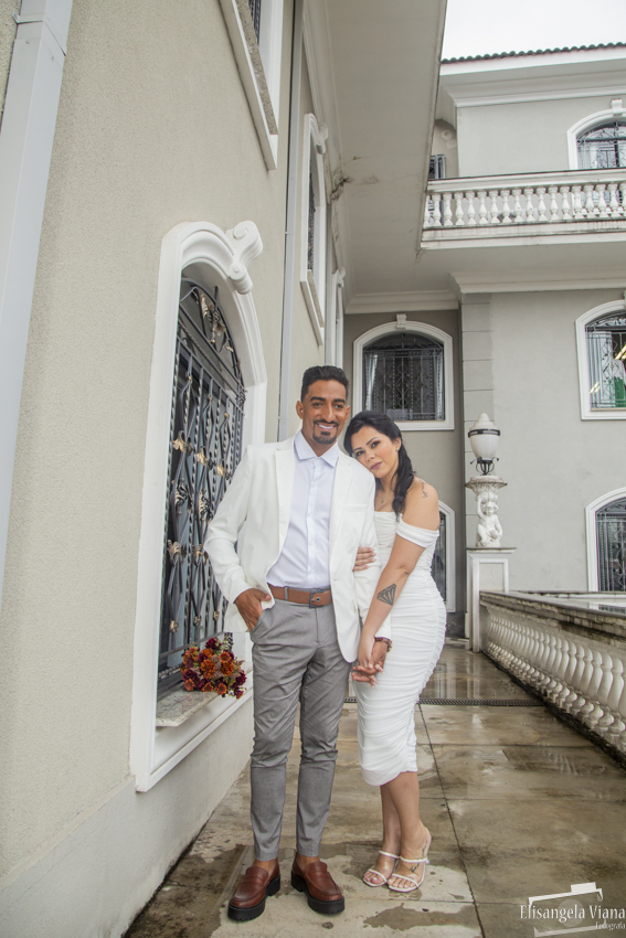 noiva deita no ombro do noivo