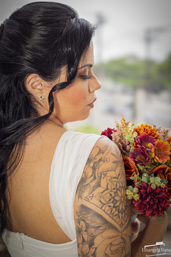 noiva olhando para o buque