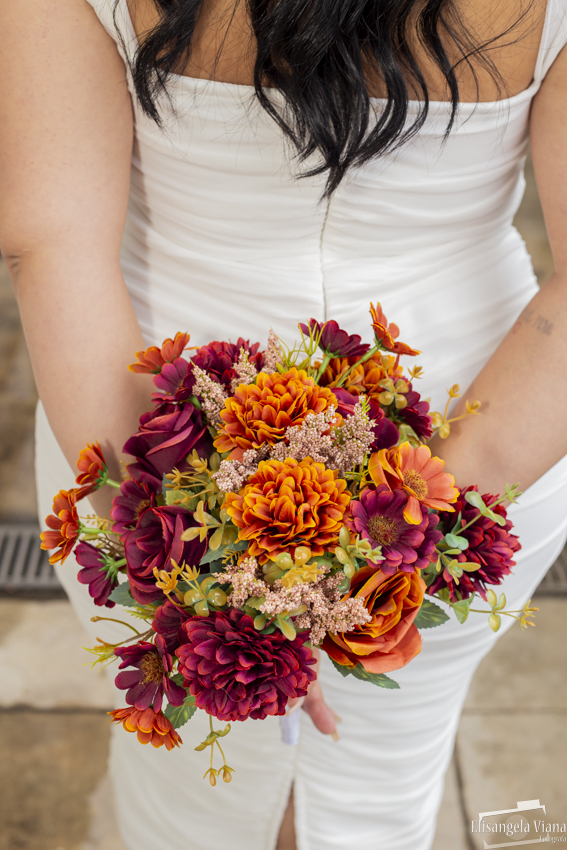noiva com o buquê nas costas