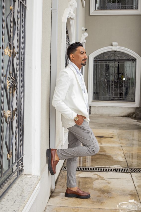 noivo apoia pé na parede