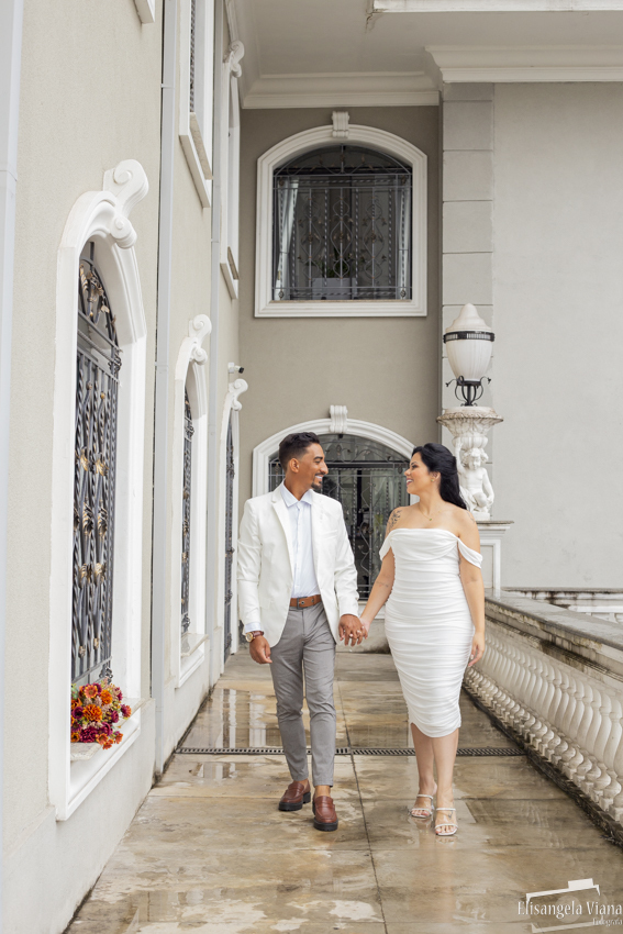 noivos caminhando juntos olhando um para o outro