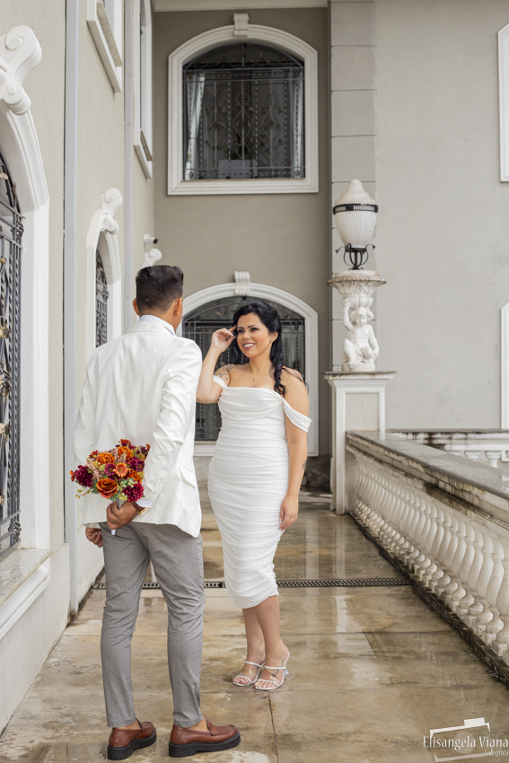 noivo escondendo o buquê nas costas