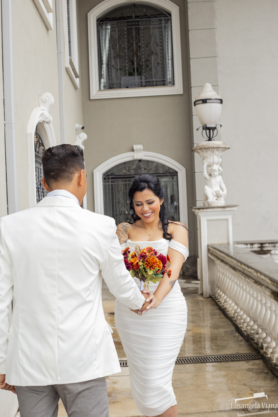 noivo entrega o buquê a noiva