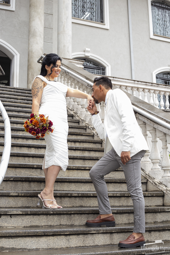 noivo se curva e beija mão da noiva