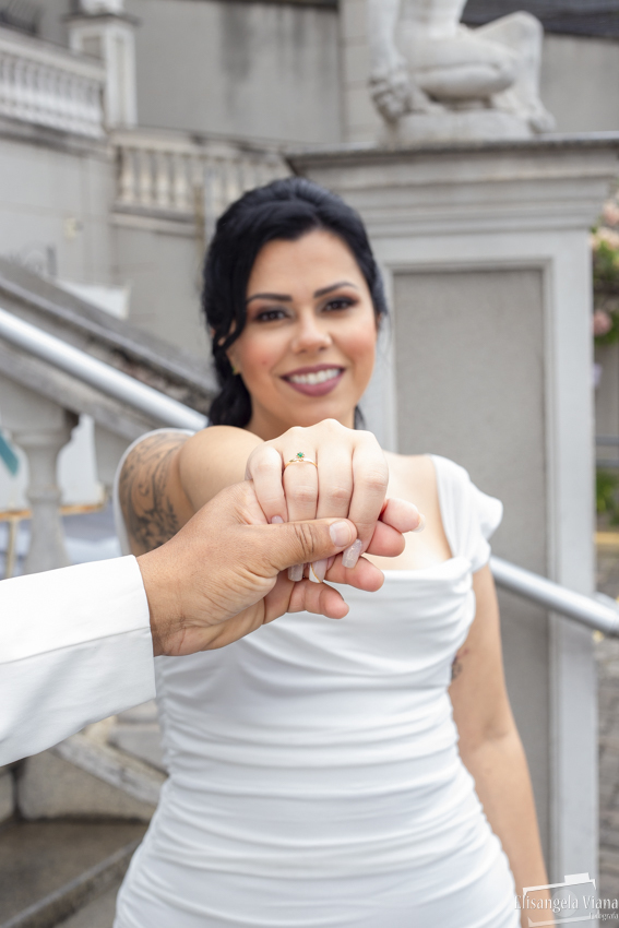 noiva estica o braço com o anel solitário