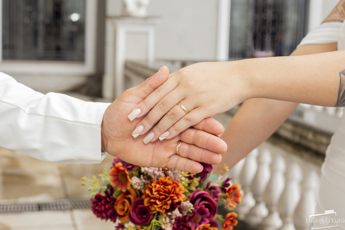 mãos dos noivos mostrando aliança