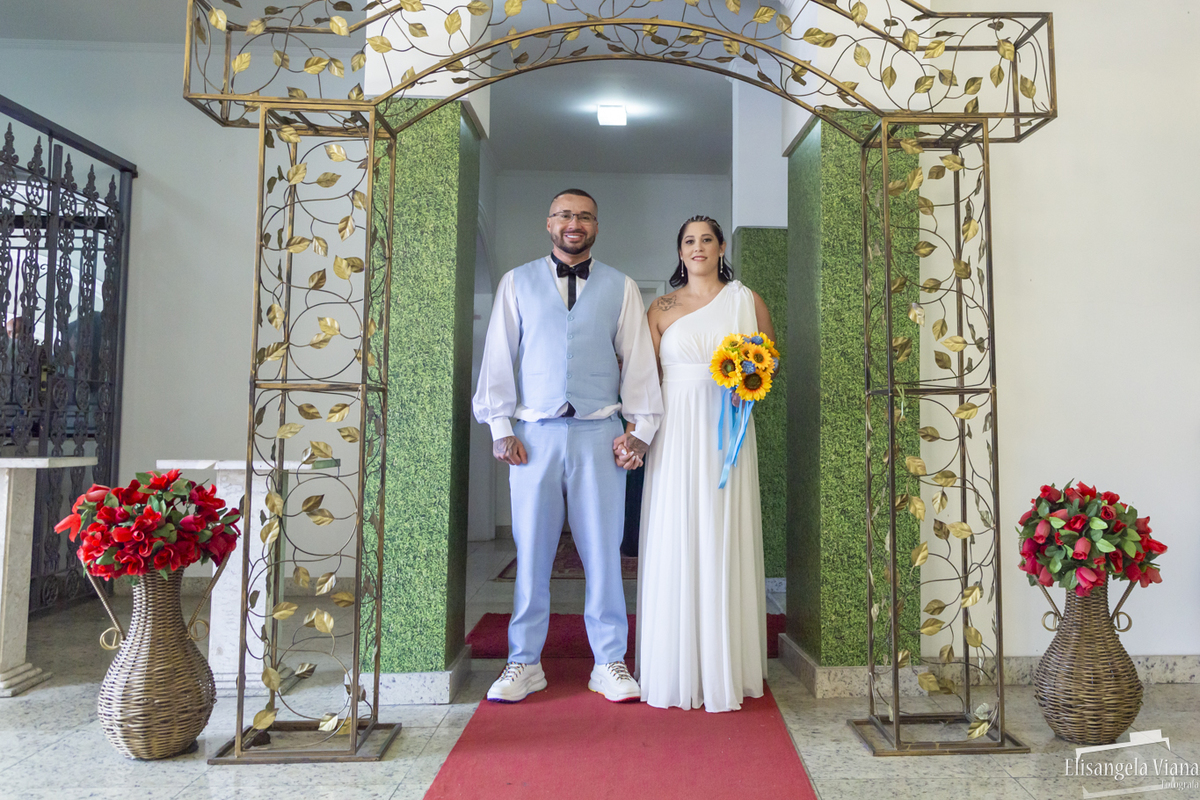 Casal passando pelo portal