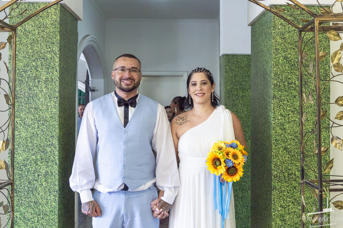 Casal passando pelo portal