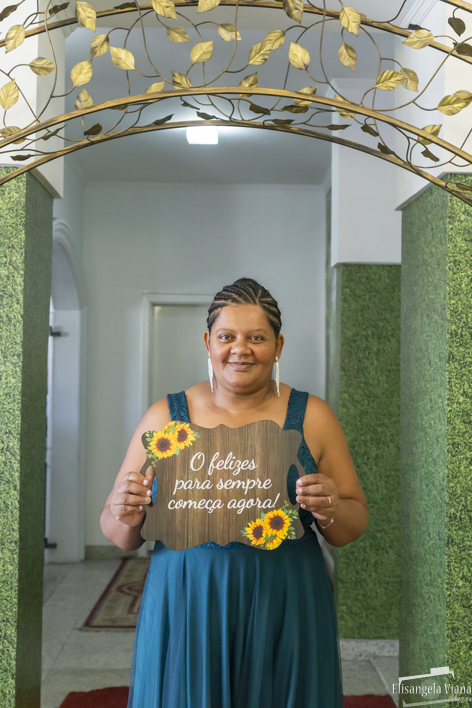 Daminha com placa nas mãos