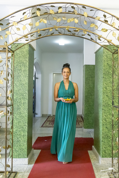 Daminha com as alianças nas mãos