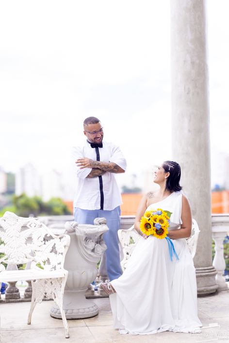 noivo de pé olhando para a noiva sentada