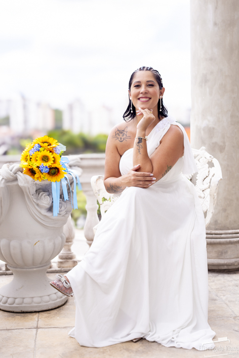 noiva sentada com a mão no queixo